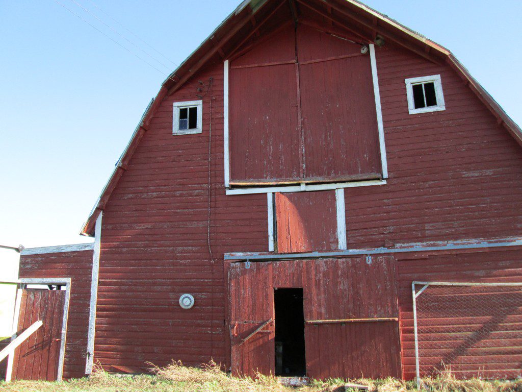 Big Red Barn. If you were in WI or MI I'd move here in a heartbeat... (ok, to the farmhouse. Not the barn. Though that's tempting...)