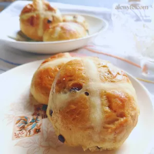 BAKE: Hot Cross Buns (an Easter and springtime tradition)