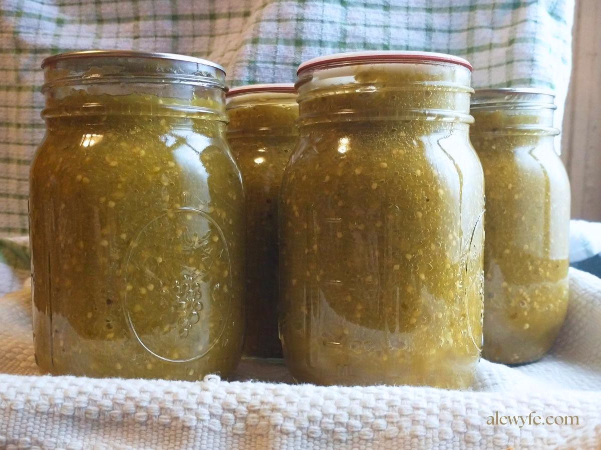 pint canning jars of tomatillo salsa verde.